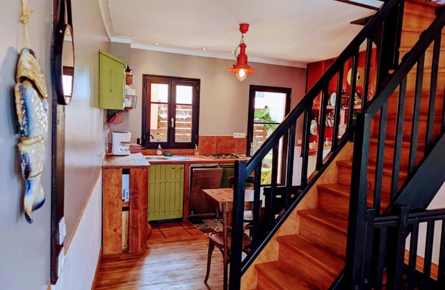 Maison 3 niveaux avec terrasse, 2 chambres, animaux acceptés – centre Le Palais - FR-1-418-136