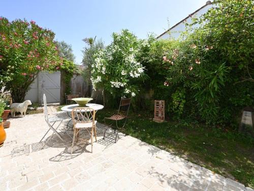 Maison 3 pièces avec jardin clos, cheminée et parking, à deux pas du centre des Portes-en-Ré - FR-1-434-105