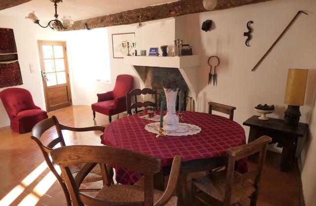 Maison ancienne de caractère avec terrasse dans hameau typiquement provençal
