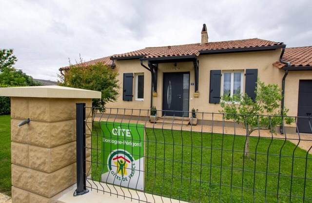 Casa familiar con terraza, cerca de la naturaleza y el mercado histórico en Le Bugue.
