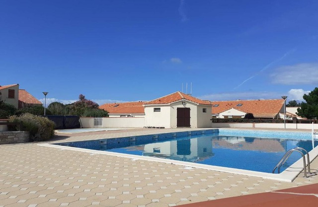 Maison avec piscine commune à 800m de la plage
