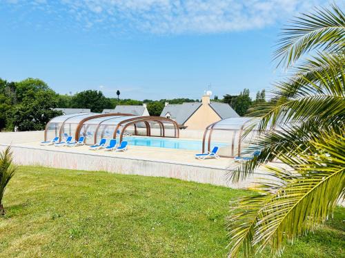 Maison avec piscine chauffée toute l'année à Morgat en bretagne sur la presqu'île de Crozon située à 800 m de la mer