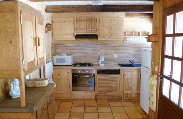 Maison chaleureuse à Notre-Dame-de-Bellecombe avec cheminée.