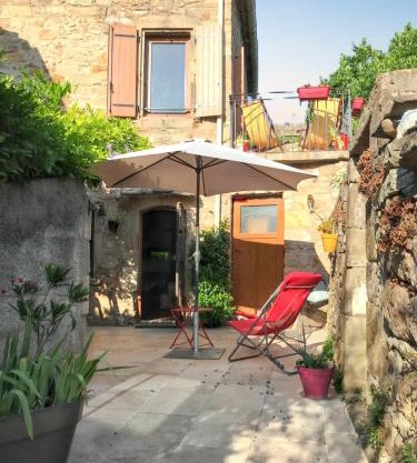 Maison chaleureuse à Saint-Privat, 80 m² avec cour.