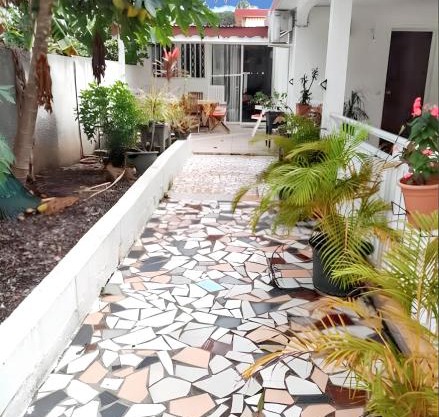 Maison confortable au Moule avec jardin clôturé