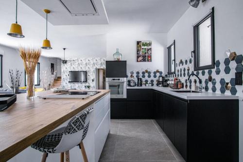 Maison contemporaine - grand jardin et piscine privée
