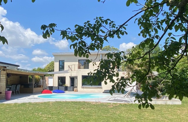 Maison Contemporaine, à dix Minutes des Plages, Quatre Chambres, Piscine, spa
