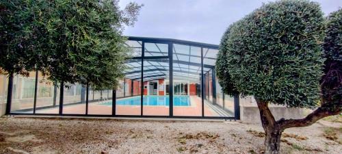 Maison cosy au bord du canal, piscine et parking