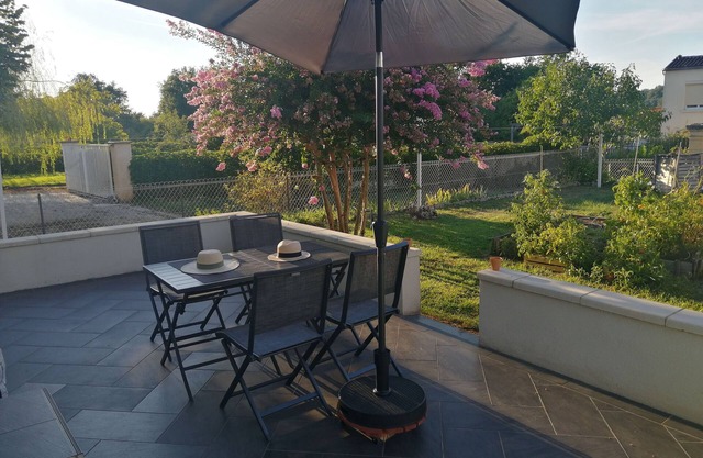 Maison Dans Village au Calme au Cœur du Périgord Pourpre