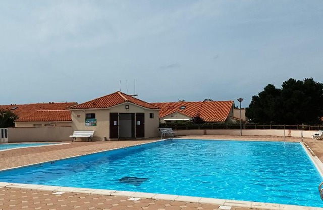 Maison de 2 chambres a Brem sur Mer a 800 m de la plage avec piscine partagee et jardin clos