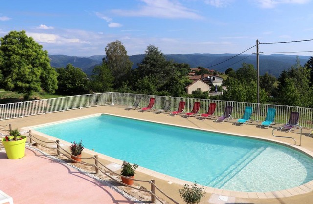Maison de 3 chambres avec piscine partagee jardin amenage et wifi a Gravieres