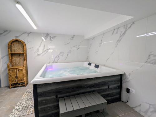 Maison de campagne rénovée avec jacuzzi et espaces de détente - FR-1-589-833