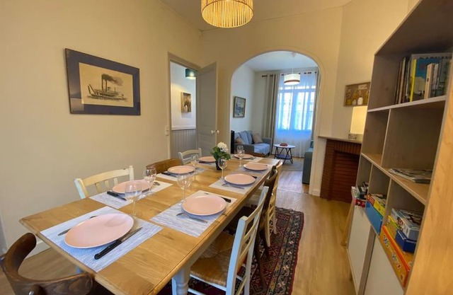 Maison de Charme - 4 Chambres - Courette & Parking Gratuit