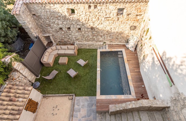 Maison de Caractère au Coeur du Village de Berrias. Charme Délicieusement Rétro