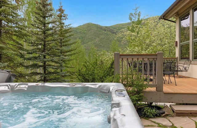 Maison de Neige – Breathtaking Mountain Stay for 8 w/ Hot Tub