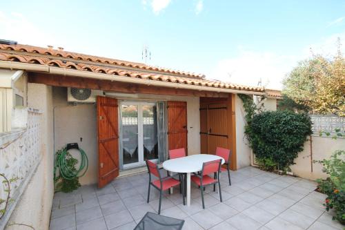 Maison de vacances, 4 à 5 couchages, cuisine séjour climatisé dans résidence avec piscine, les Jardins de Portiragnes, 500m de la mer, LRJP31