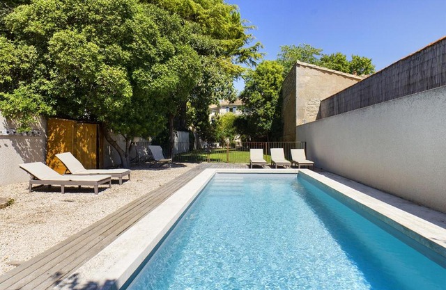 Maison de village à Mouriès avec piscine chauffée et jardin verdoyant, à 1 min des commerces - FR-1-599-69