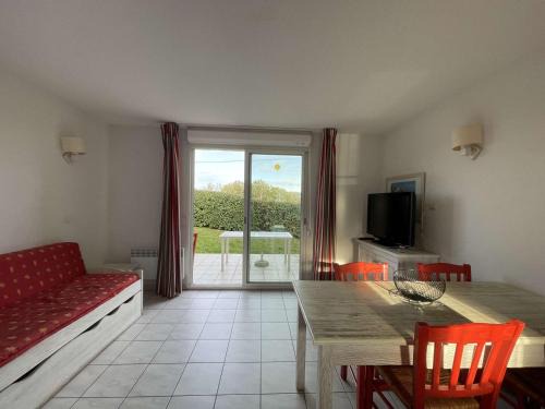 Maison Duplex avec Piscines à Salavas - 6 Personnes, Animaux Admis, Parking, Terrasse et WiFi - FR-1-382-136