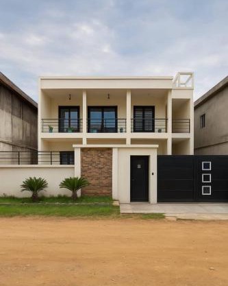 Maison familiale moderne avec jardin et véranda lumineuse