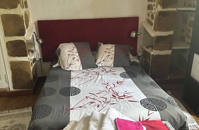 Maison fleuri / river vacations / a room in a big house