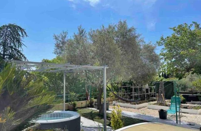 Maison Gardoise de 1975 au calme,billard, jacuzzi,