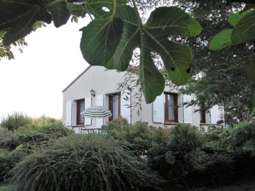 Maison individ. au calme, 1,5 km plage, grd terrain arboré, proche commerces, 1 ch., TV câble, animaux ok. - FR-1-22-238