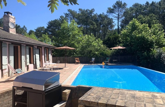 Maison Landaise sleeps 12 max* swimming pool tennis bowling green near lakes & ocean