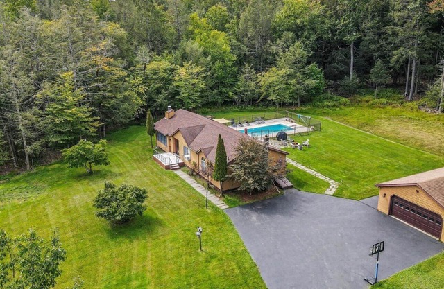 Maison Liberty in the Catskills w/heated pool, hot tub fire pit, games and more