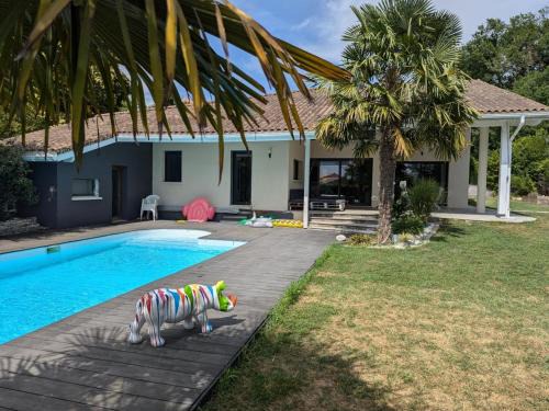 Maison moderne à Soyaux avec piscine privée et parking - FR-1-653-279