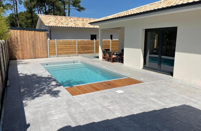 MAISON moderne avec piscine chauffée