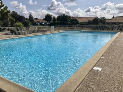 Maison rénovée près de la mer avec 2 piscines, parking et animaux acceptés - FR-1-364-174