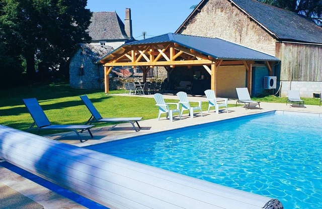 Maison Rénovée Avec Terrasse + Parc Avec Piscine Chauffée et Terrasse Couverte
