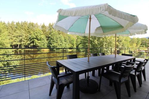 Maison spacieuse au bord d'un étang et face à la nature
