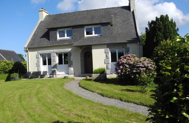 Maison Spacieuse à Plouarzel Proche des Commerces et à 3 km des Plages