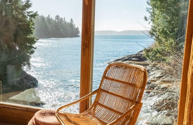 Maison Tofino - Oceanfront Home Steps