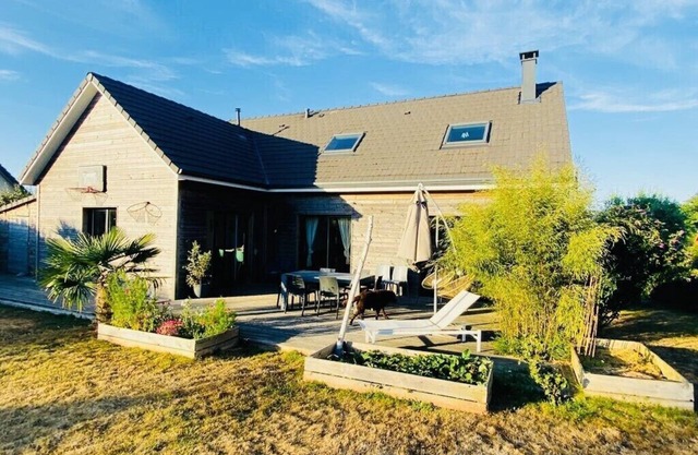 Casa de madera, toda comodidad, gran jardín florido y relajante a 2 kms de las playas