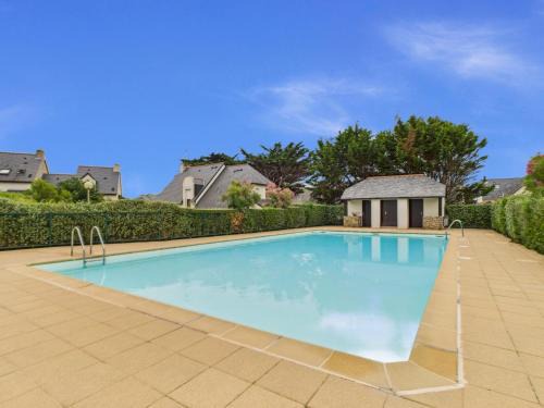 Maison vue mer avec piscine commune et jardin