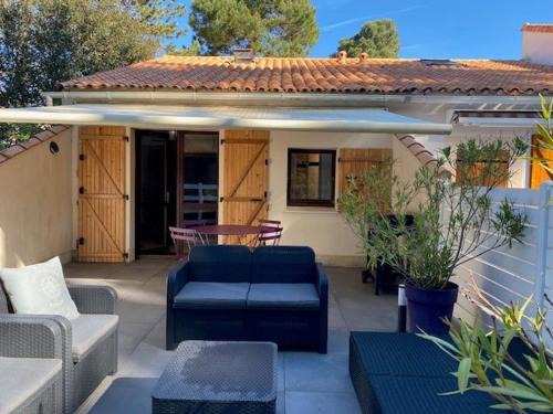 Maisonnette de Vacances à 200m de la Plage avec Terrasse à Saint-Georges-de-Didonne - FR-1-550-84