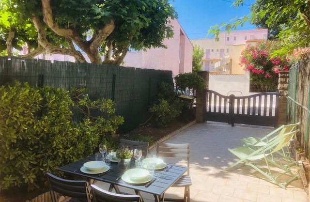 Maisonnette climatisée refaite à neuf avec parking à 300m de la plage