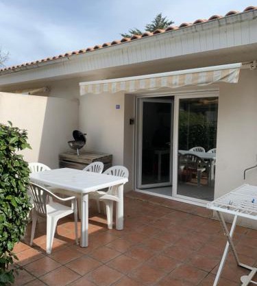 Maisonnette Mimosa H3 avec piscine intérieure chauffée à 400 m de la plage et ménage de fin de séjour compris