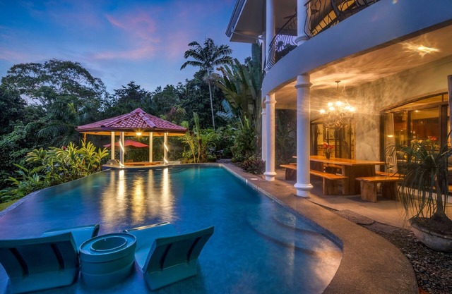 ¡MAJESTUOSO! Urbanización cerrada, finca de 7 acres, 160º con vista al mar. BARDA PARA NADAR, COCINERO, CONSERJERO
