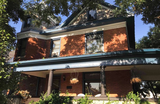 Majestic Century House —Perfect for family getaways or friends getting together!