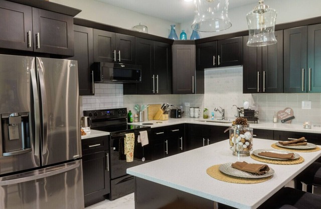 Majestic House/3BR/8PX/Parking/BBQ at Stonecrest
