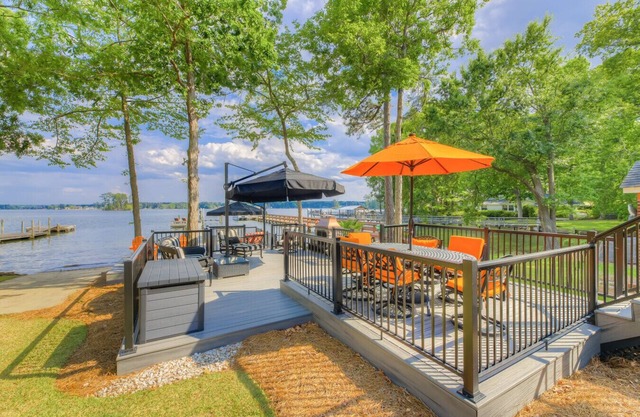 Majestic Lake Murray Retreat | +2BR Guest House