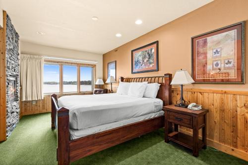Majestic Lake Views 1BR King Suite and Heated Pools