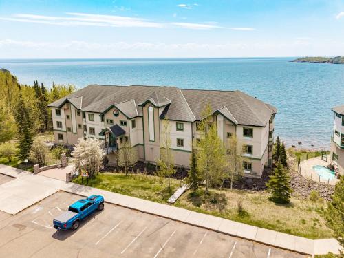 Majestic Lake Views King Suite, 2 Queen Beds and Heated Pools