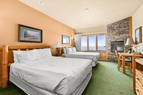 Majestic Lake Views Studio 2-Queen Beds and Heated Pools