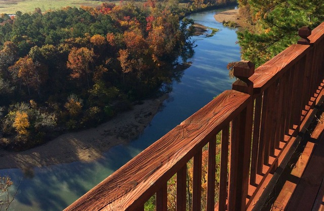 Majestic Lodge en Flint Ridge Resort con vistas al río Illinois