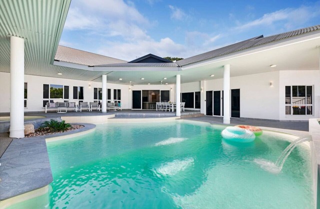 Majestic Manor: Pool - BBQ - Jacuzzi