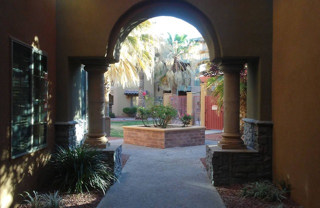 Majestuosa mesilla con piscina
